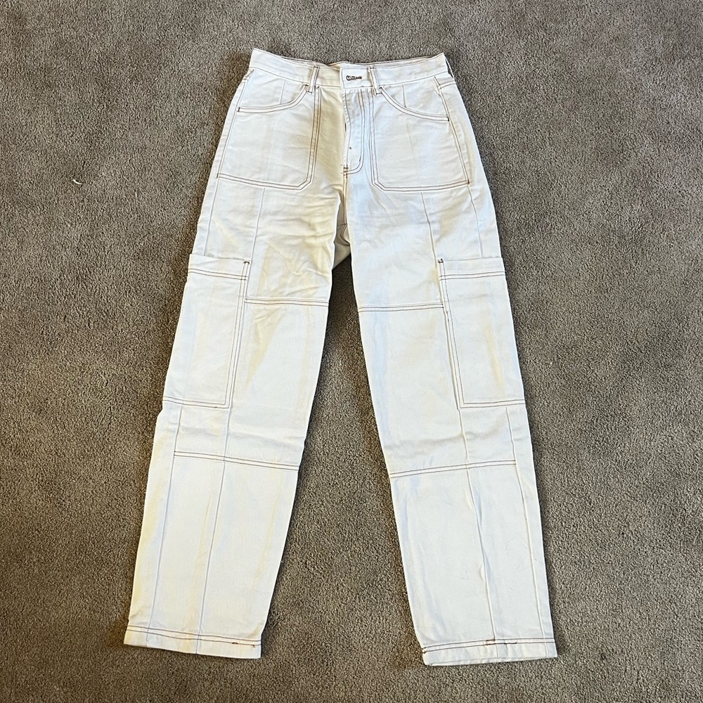 Off white, high-waited cargo jeans🤍